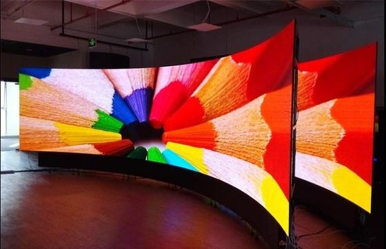 Indoor Outdoor Soft LED Flexible Display Module P4 met advertentie-effectconfiguratie 1R1G1B